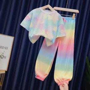 Kläderuppsättningar Rainbow Gradient Löst 2-stycken T-shirt+byxor set för barn i åldern 3-12 med snörning Girl 2024 Sommar Ny mode Ice Silk Clothingl2405