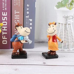 Figurki dekoracyjne 2PCS Creative Divin Craft Gift Cartoon para po rekwizyty krowa małe ozdoby sypialnia domek dekoracja urodzin hurtowa