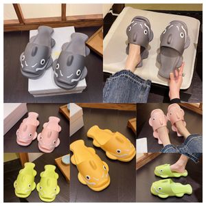 Yeni Top Lüks Tasarımcı Komik Kişiselleştirilmiş Terlik Erkekler Dışarıda Yaz Ev Pembe Slip Slip Yumuşak Sole Çiftler Steping Hissed Hisset Hisset Sandal Kadınlar