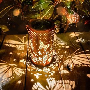 Lanternas solares Luzes de lanterna pendurada ao ar livre, lanterna de decoração de metal esfarrapada, luz decorativa led à prova d'água - decoração de jardim delicada para