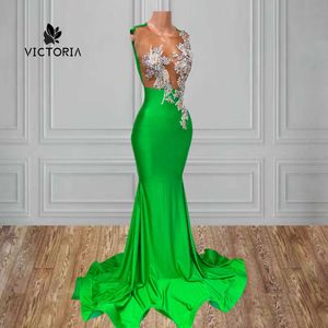 Zarif şeffaf kepçe boyun yeşil uzun elbise 2024 Siyah kız sır ışıltı kristal elmas denizkızı balo parti elbiseleri