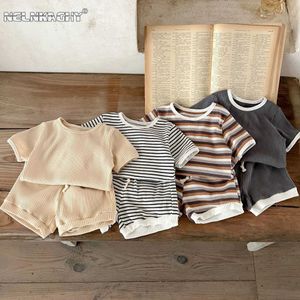 Zestawy odzieży Koreańska wersja letniej dzieci dziecięce chłopiec chłopiec z krótkim rękawem Top+spodenki Baby Cute Pure Cotton Clothing Setl2405