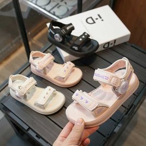 Sandals New Childrens Sandals Summer Girls Bathroom Home Anti slip Soft Sole Cartoon Baby Middle and Big Childrens SandalsL240510