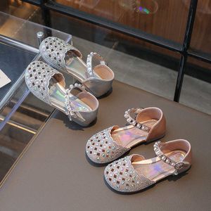 Sneakers 2024 Sommaren New Western Style Little Girl Crystal Single Sandals Princess Shoes Soft Sole Performance Childrens H240513