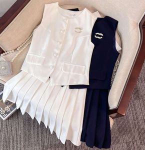 Women Set Salia Designer Conjunto de moda Carta de bordado com mangas de camisa de mangas Terno de luxo de cor sólida Canda alta saias plissadas de duas peças C55