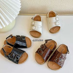 Sandaler koreansk version av barnläder Sandaler Summer Boken Shoes for Boys and Girls Wood Bran Soled One Line Baby Open Toe Beach H240513