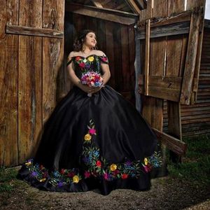 Meksyk Charro Black Sweet 16 Sukienki Dziewczyny Haftowane z koraliki z satynowej sukni balowej na ramię długa sukienka Quinceanera Prom Minister