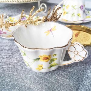 Xícaras pires de copos de café de luxo de estilo britânico europeu Pretty Gold Gold Inglês Flower Tea Porcelana Handmade Espresso Tazza Colazione