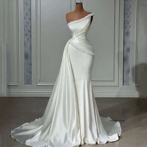 2024 Sexy Wedding Dresses Bridal Gowns Crystal Beads Pearls Mermaid Sleeveless One Shoulder Satin Custom Made Country Plus Size Sweep Train Overskirts 0513