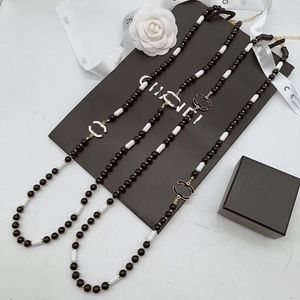 12Style Diamond Black White Pearl Pendant Halsband Designer Högkvalitativ modebrev C Choker Pendant Kvinnors tröja Halsband Bröllopsdag Jycken gåva