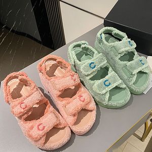 Plush Beach Sandal Fashion Sandals Sandals الشهيرة العلامات التجارية النساء الصيفات الصيفية الرمال الرمال الراحة فستان الأحذية أعلى مرآة الجودة بطانة جلد الغنم