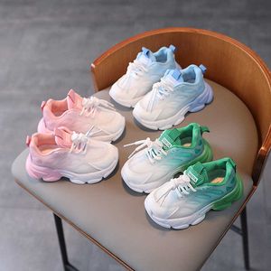 Sneakers na wiosnę i lato 2022 New Boys Girls Stopniowo zmieniające się butów sportowych o siatce (wersja koreańska) są modne H240513