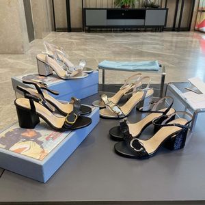 Sandalet Yaz Klasik Yüksek Topuk Sandal Tasarımcı Ayakkabı 7cm Kadın Metal Kemer Tokası Kalın Topuk Kadınlar