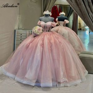 Piękno różowa ukochana puchowa suknia balowa sukienki Quinceanera o długości podłogi na ramię krótkie rękawy koraliki Perły Aplikacje