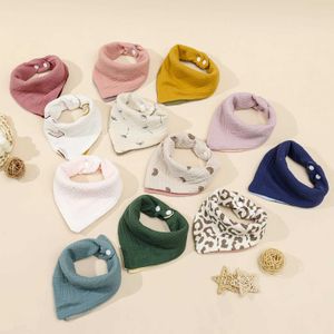 Bibbs Burp Tygs Baby Cotton Bib Triangle Soft Two Tone Burp Tyg Saliv Thandduk Förkläde Bandana Scarf Lämplig för pojkar och flickor som matar Drool Bib Ny D240513