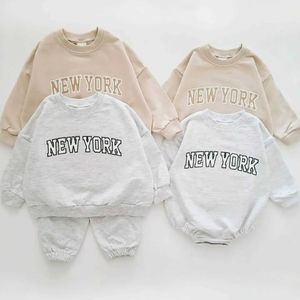 Rompers Baby Jumpsuit Ins 0-12m新生児男の子と女の子のジャンプスーツかわいいニューヨークノーブル長袖ジャンプスイートル240514L240502