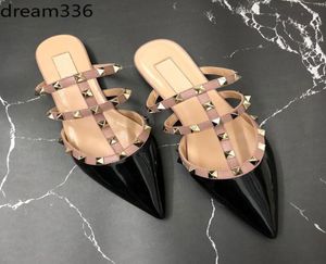 2020 Kvinnor Sandaler Flat Bow Flip-Flops Sandaler Beach Flat Nitets Rain Jelly Shoes Summer Rivets Tistrar Sandaler V LOGO UTAN BOX3572539