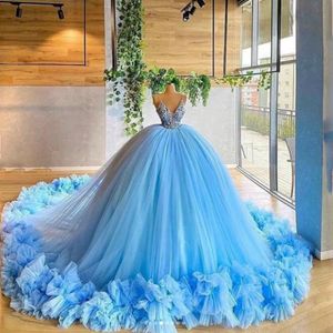 Sky Blue Princess Ball Gown Quinceanera klänningar spetsar applqiues v hals söt 16 prom klänning party slitor de demoiselle 2440