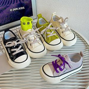 Sneakers Koreańska wersja dzieci Childrens Mango Head Buty dla chłopców i dziewcząt Low Top Board Spring Autumn Big Child Candy Candy Baby Cloth H240513