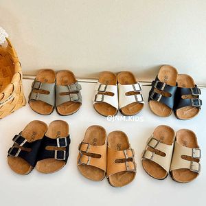 Slipper Koreansk version av Childrens Cork Sandals för sommaren 2023 Nya One Word tofflor Boys and Girls Beach Shoes Babies Boliang Ken H240513