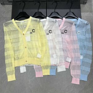 Kadınlar için Gömlekler Tasarımcı Güneş Koruma Hırka Gömlek Boş Out Nefes alabilen Mektup Düğmesi Polyester Uzun Kollu V Yastık Moda Sokak Giyim Kadınları Giyim