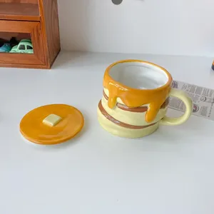 Tassen Underglaze Farbkeramik Tasse mit Deckel kreativer süßer dreidimensionaler Honig Muffin Form Cartoon gelbe Kaffeewasser Tasse