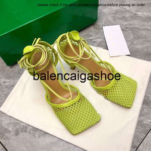 Botteg venetas bottegaa shoes bvs дизайнерские женские сандалии уникальные сетчатые дизайнерские квадратные квадратные носки для сексуальных каблуко