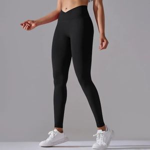 Le gambe lunghe ultra-sottili senza soluzione di continuità da donna con gambe lunghe lunghe e glutei che migliorano il fitness e i pantaloni di moda che eseguono gambe elastiche yoga 240509