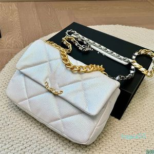 Designer Perlenfarbe Frauen Umhängetasche Leder -Leder -Make -up -Beutel Gold und schwarze Hardware Matelasse Kettenkreuzkörperbeutel große Kapazität Handtasche