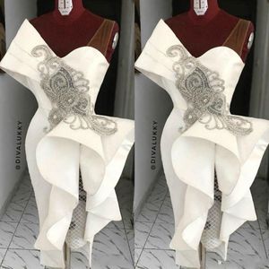 Skromne białe satynowe krótkie sukienki na studniówkę 2021 Sheer Pasps Koralika Ruche Herbata Długość wieczorowa suknie koktajlowe z przodu