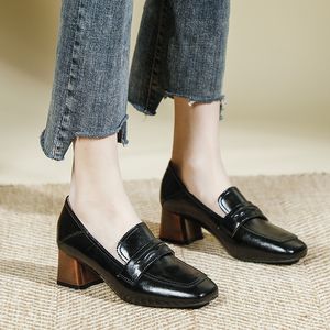 Sapatos femininos britânicos nova tendência de moda de verão retro quadrado dedo calcanhar grosso sapatos casuais em couro macio de quatro estação de quatro temporadas