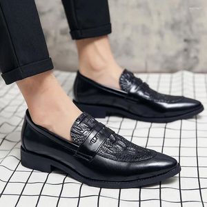 Casual Shoes for Men Leather Pointed Toe Loafers Mens Crocodile Pattern Slip-on Fashion Business Formal Wear Low-Heeled Moccasin