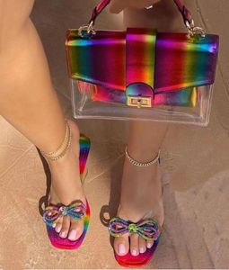 Hausschuhe Regenbogen Strass Flip Flops und Handtasche Set Womans Summer Flat Shoes Bag Bow Slides Geldbörse Jelly Geldbeutel Frauen 7059247