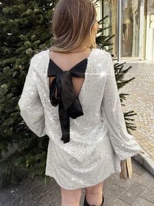 İki Parça Elbise Tossy Tee Bow Sırtsız Pullu Mini Kadın Glitter Uzun Kollu Yüksek Sokak Zarif Parti Moda Kısa Q240511