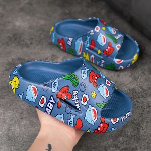 Småbarn barn pojkar flickor söta tecknad vatten sandaler glider på skor tofflor utomhus sommar spädbarn barn strand 240511