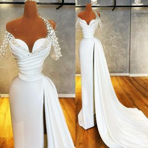 Białe sukienki wieczorowe 2021 Satynowe luksusowe perły projektant Crytale Dubai Ruched Pliss High Split Sweetheart Off the ramion PROM G 2083