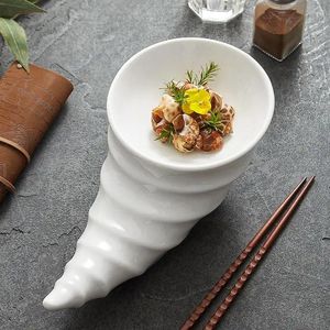 Plattor keramisk kall maträtt hushållsbordskivor vit dim sumplatta västerländsk restaurangformad efterrätt kommersiell avancerad känsla