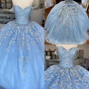 Baby Blue Lace Tulle Sweet 16 klänningar från axeln blommig applikation tulle pärlor korsett tillbaka vestidos de quinceanera bollklänningar prom 331f