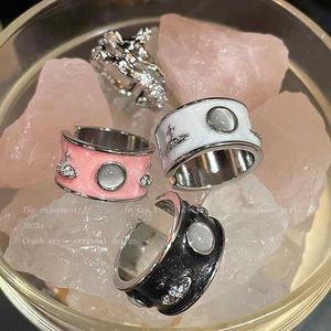 デザイナーWestwoods Planet Zircon Ring for Female Crowd Design High Grade Feeling Indexpenigh Feeling Indexpened Fashionable and Personalized Couple Joint Trend Nail F4GG