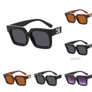 With Fashion Frames Whitesun Glassesブランド男性女性矢印Xフレームアイウェアトレンドヒップホップスクエアサングラスホワイトニーカー2V88 7x68