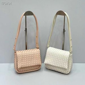 2024 nova bolsa feminina feita à mão com mochila diagonal de ombro cruzado para moda feminina e senso avançado 240513