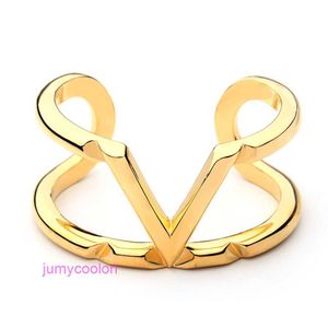 High Luxury Valetno and High Quality Versions Designer Letter Quadtapered Fashion Features Unisex Bracelets Vshaped Bracelet with Exaggerated Copper