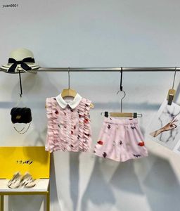 Populära babyspår Summer Girls Passar Kids Designer Kläder Storlek 100-150 cm Flip Collar Pleated Stripe Design Vest and Shorts 24May