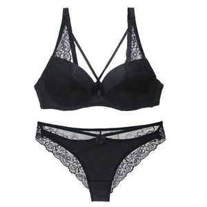 BRAS SETS 2023 Nya sexiga ihåliga produkter ut bh thongs set bcde cup broderad spets push up womens underkläder bacd stängning underkläder y240513