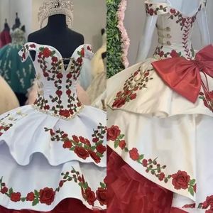 2022 2022 Floral broderi quinceanera klänningar charro från axelbågen tiered satin boll klänning prom klänning 7: e klass söt 15 klänning 352w