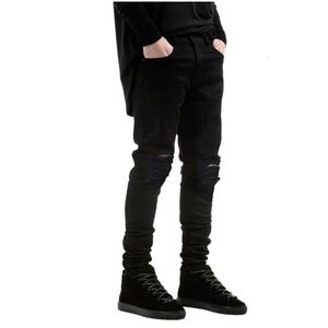 Мужские черные джинсы с тугими джинсами.