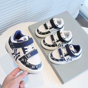 Sneakers Childrens Buty krykieta 2024 Wiosna i jesień nowe chłopców koreańskie edycja chleb dziewczęta moda moda zwykłe duże sport H240513