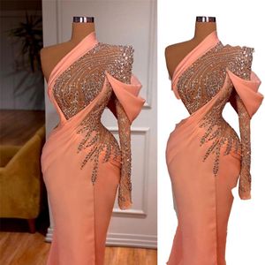 2023 Arabisk sexig persikprom klänningar en axel illusion långa ärmar kristallpärlor chiffong sjöjungfru aftonklänning party pageant formell 319f