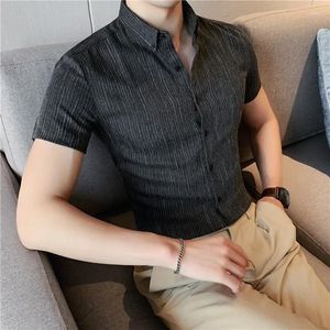 Мужские рубашки платья плюс размер 4xl-m летние мужчина темный полосатый короткий рукав мода 2024 Корейская стройная повседневная бизнес Формальная одежда блузки