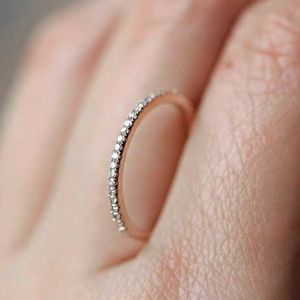 Eheringe Engagierte Frauen Dünnring Mikropave Zirkon Kristallprototyp Girl Fashion Schmuck voller Größe R133 Q240511